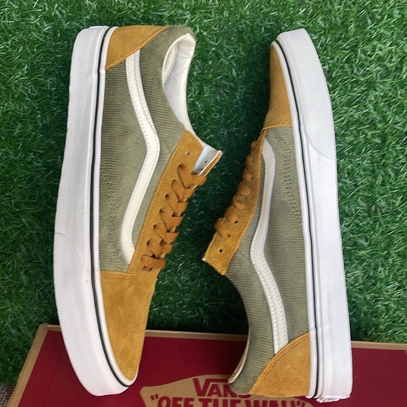 Vans Men’s Old Skool
Mini Cord Green/Brown
VN000ZNIT20A
Old Skool Corduroy Shoe - Picture 10 of 16